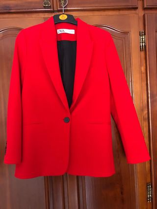 Chaqueta Blazer roja Zara de segunda mano por 45 EUR en Antequera en  WALLAPOP