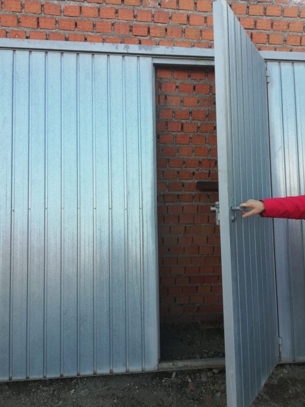 Puerta garaje con acceso peatonal de segunda mano por 350 € en