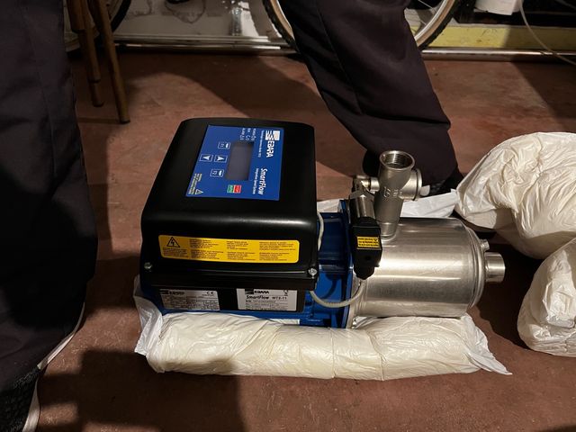 Bomba de agua con variador. Presión constante