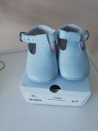 Zapatos de bebe celeste. Número 17 de segunda mano por 15 EUR en Espartinas  en WALLAPOP