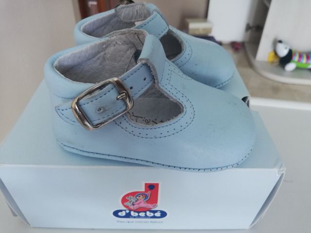 Zapatos de bebe celeste. Número 17