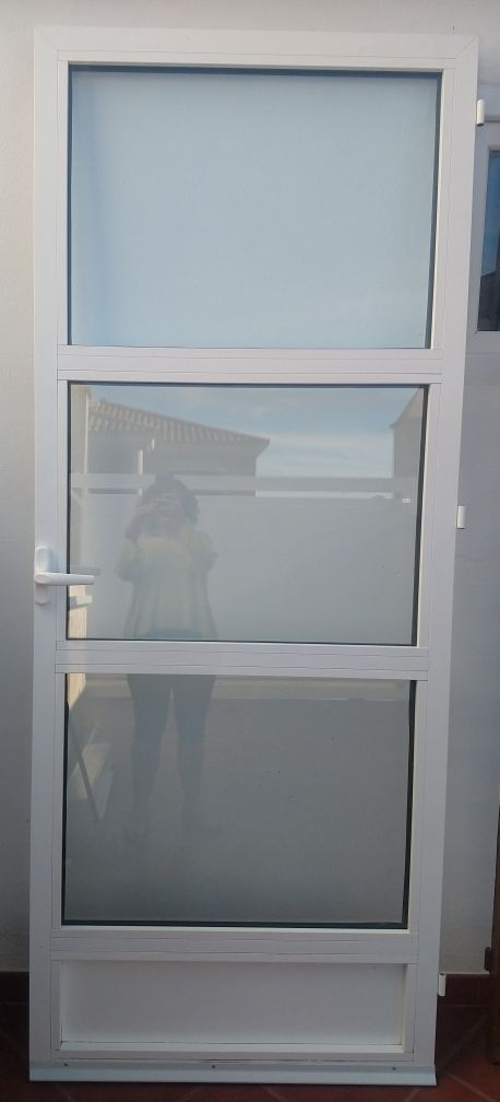 Puerta aluminio u cristal de segunda mano por 180 € en Alcalá de