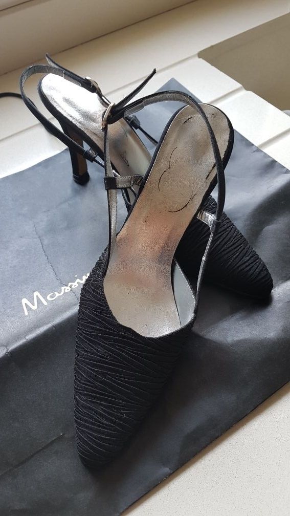 Zapatos de raso número 38.