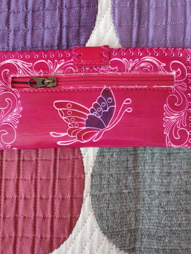 Cartera hecha a mano rosa  mariposa