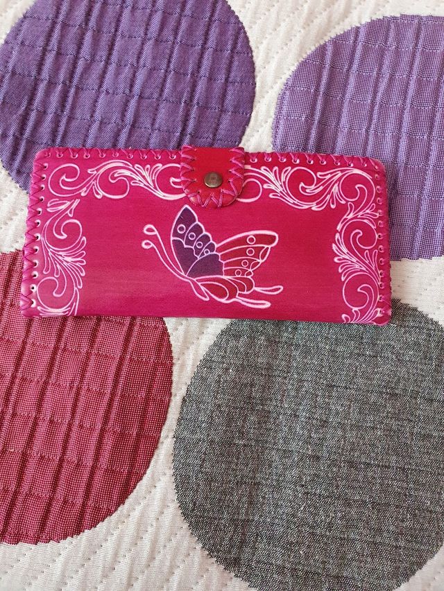 Cartera hecha a mano rosa  mariposa