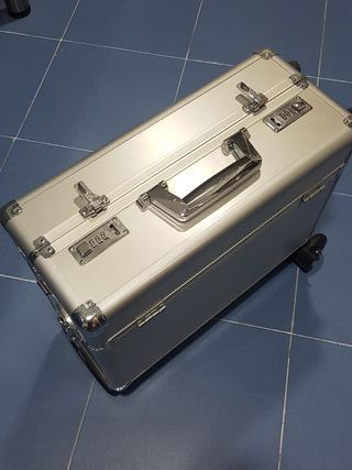 Maleta metálica de segunda mano por 30 EUR en Arganda del Rey en WALLAPOP