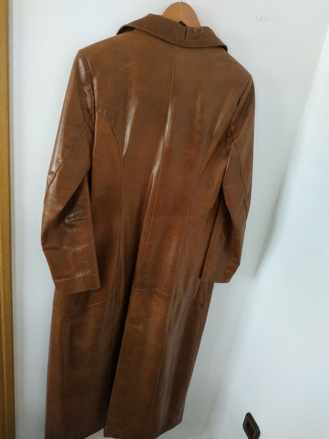 Gabardina de piel larga marrón artesanal