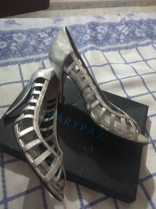 zapatos de fiesta de chica plateados