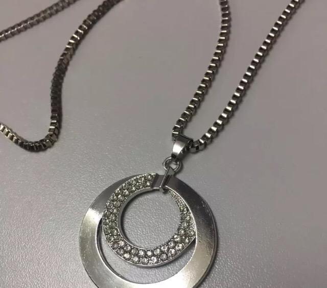 Collar con diamantes de imitación cristal