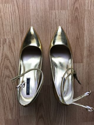 Zapatos dorados MANGO de segunda mano por 6 EUR en Artés en WALLAPOP