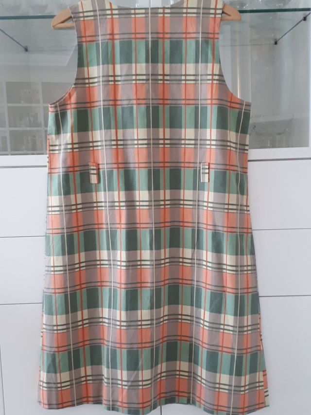 Vestido T. 50 sin mangas de cuadros