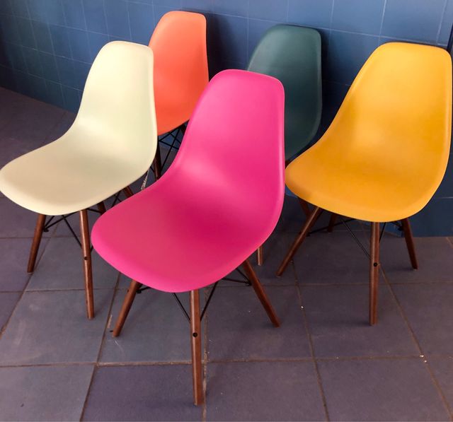 Sillas de colores de diseño de segunda mano por 20 € en Madrid en WALLAPOP