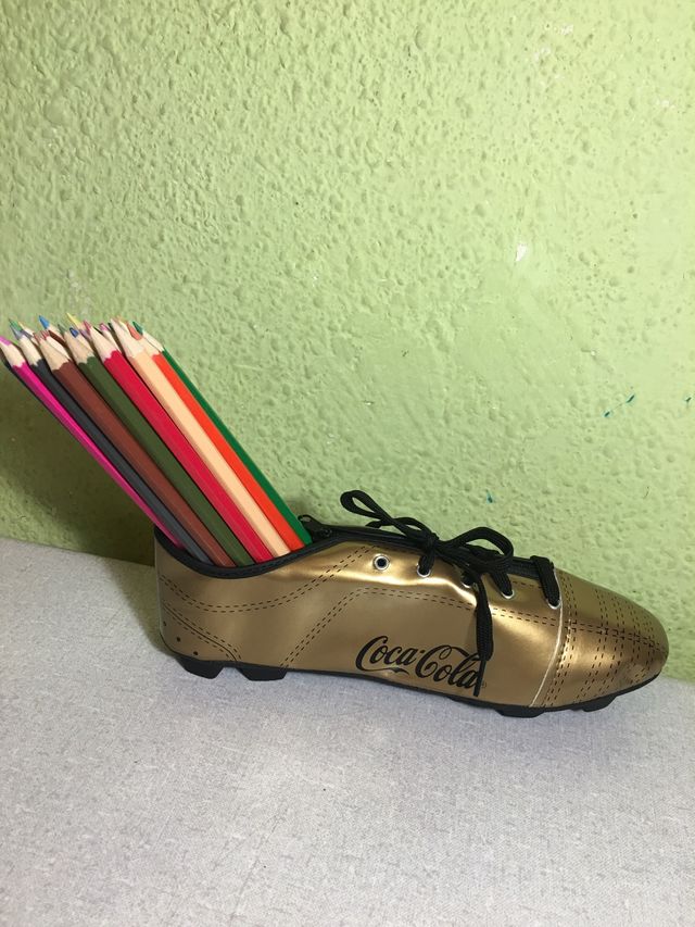 Estuche cocacola bota de futbol
