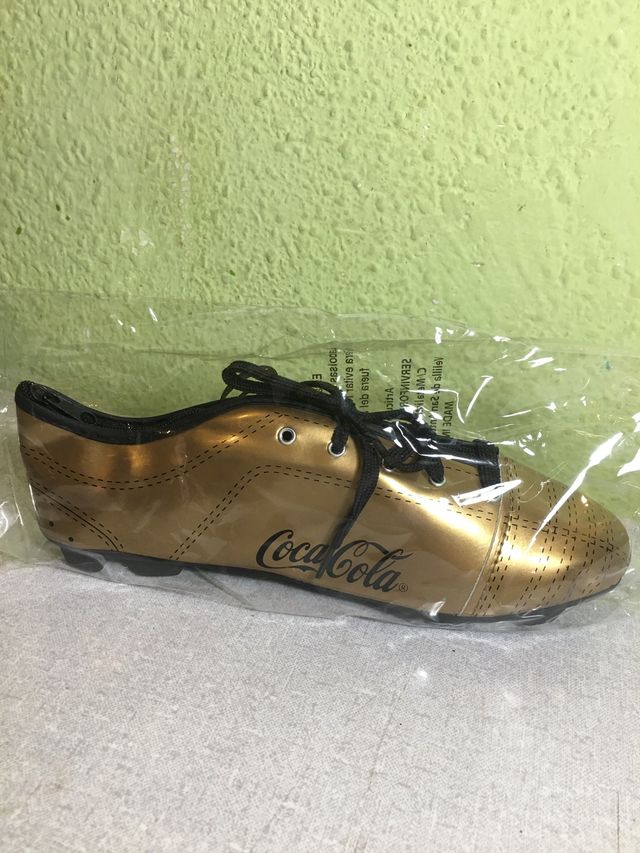 Estuche cocacola bota de futbol