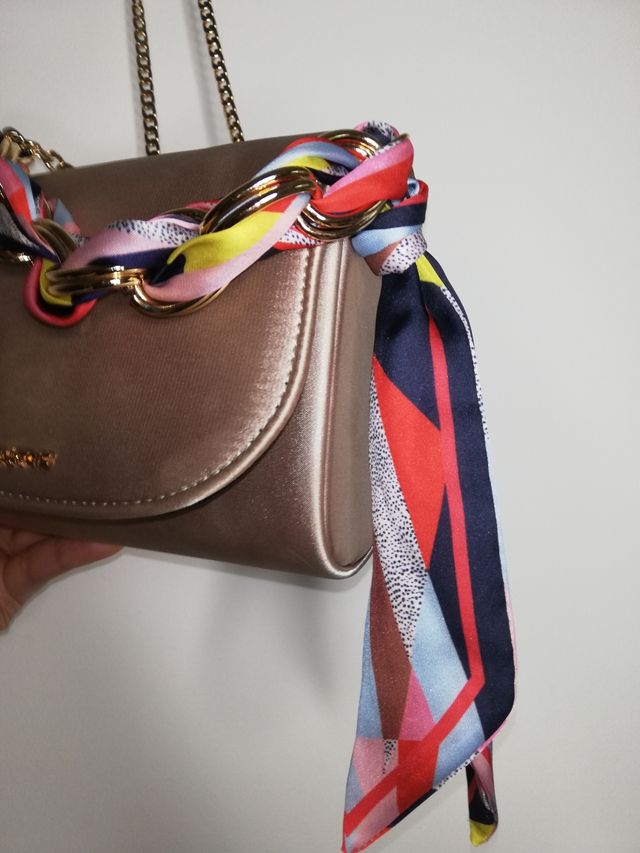 Bolso beige/dorado con pañuelo de colores