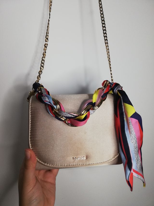 Bolso beige/dorado con pañuelo de colores