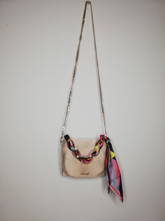 Bolso beige/dorado con pañuelo de colores