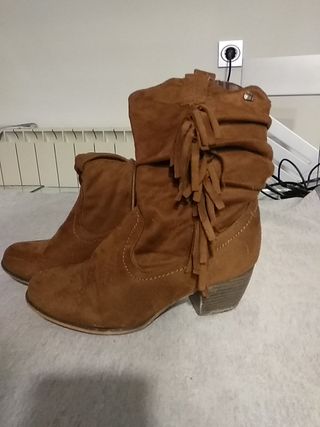 Botines nobuk de segunda mano por 5 EUR en Azpeitia en WALLAPOP