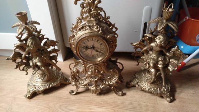 candelabros antiguos y reloj