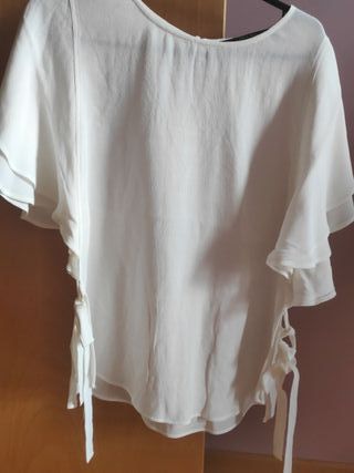 Blusa con volantes en manga de segunda mano en Valdemoro en Blusa con volantes de segunda mano en WALLAPOP