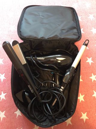 Maleta Secador,plancha y tenacillas de segunda mano por 40 EUR en Dos  Hermanas en WALLAPOP