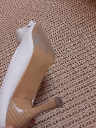 Zapatos blancos de tacón Marypaz de segunda mano por 7 EUR en Yuncos en  WALLAPOP