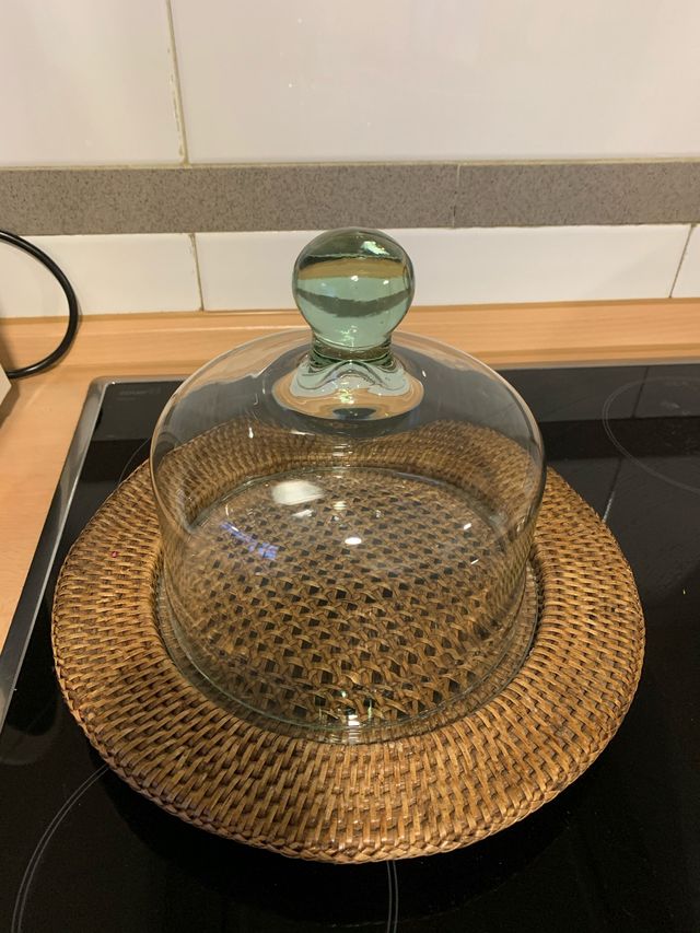 Quesera de cristal y mimbre con cuchillo