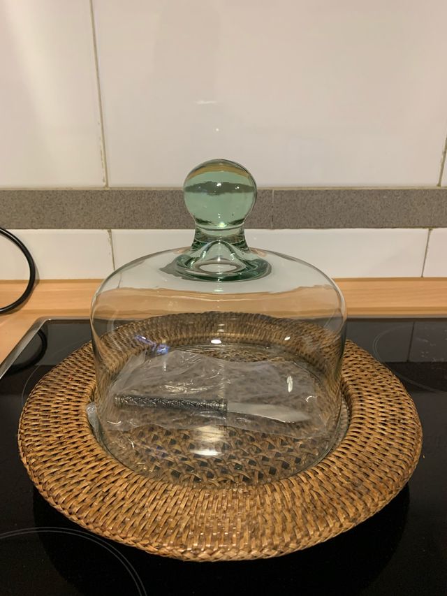 Quesera de cristal y mimbre con cuchillo