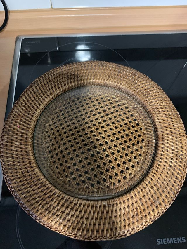 Quesera de cristal y mimbre con cuchillo