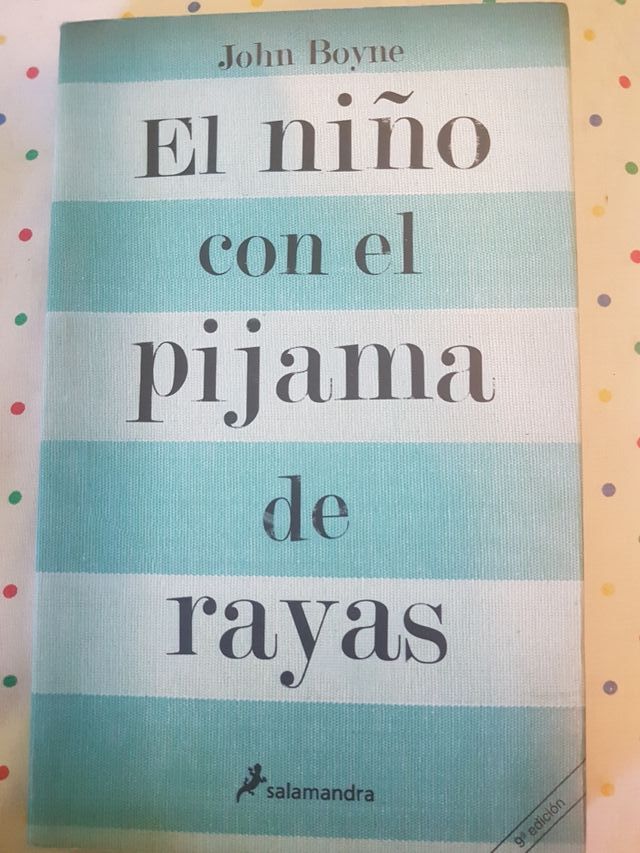 El niño con el pijama de rayas