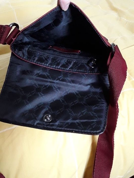 Bolso granate nylon con aplicaciones de charol