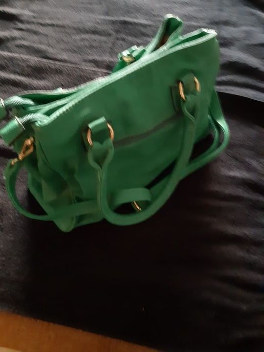 Bolso verde mediana-gran capacidad.
