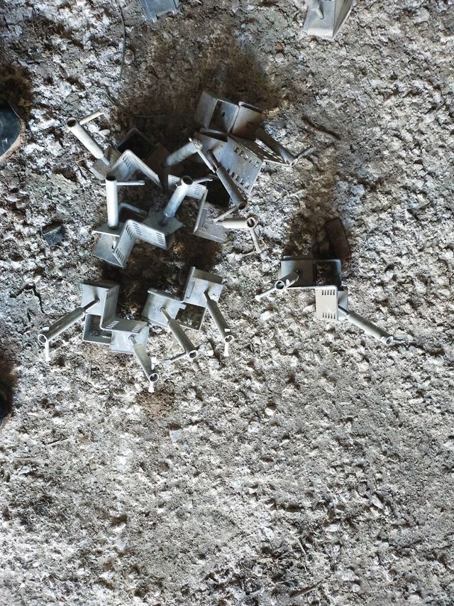 sujeta regles obra vista , 5€ a unidad
25+10