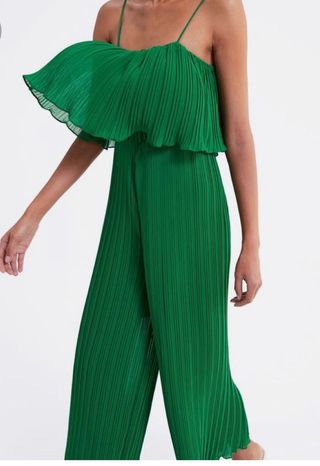 Mono Buzo plisado Verde ideal regalo de segunda mano por 14 EUR en Bilbao  en WALLAPOP