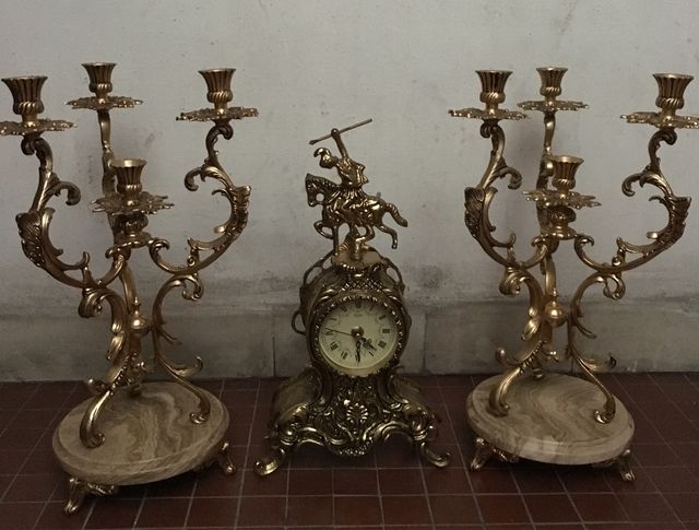 Juego reloj/candelabros en bronce y pie mármol.