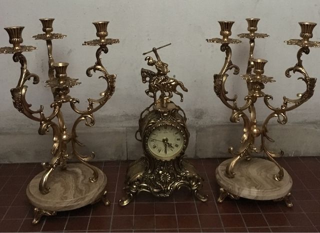 Juego reloj/candelabros en bronce y pie mármol.