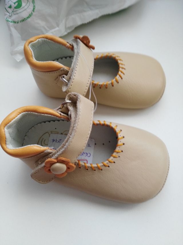 Zapatos de bebé, en piel, no 17. Marca Críos