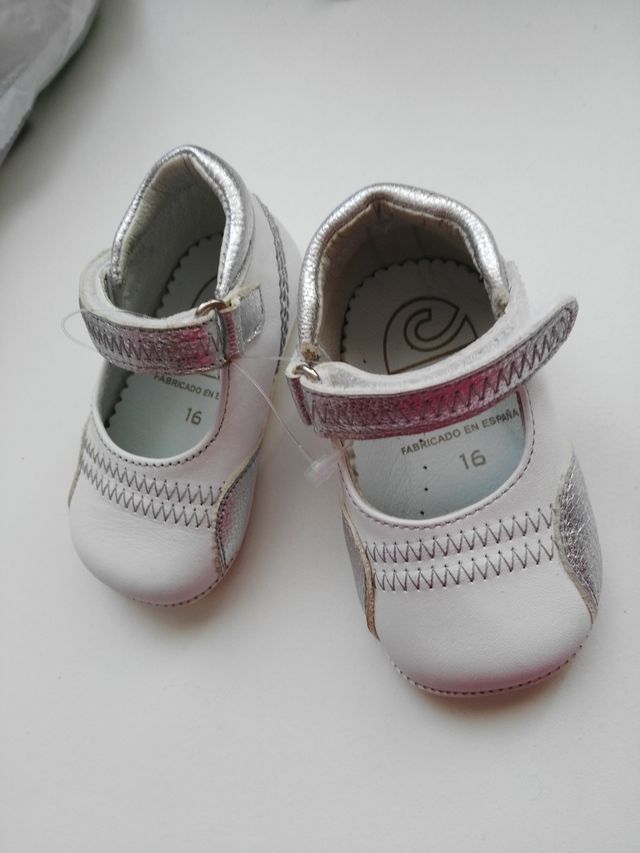 Zapatos bebé, en piel, talla 16.