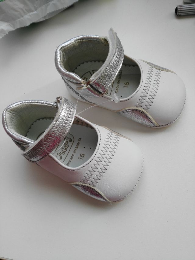 Zapatos bebé, en piel, talla 16.