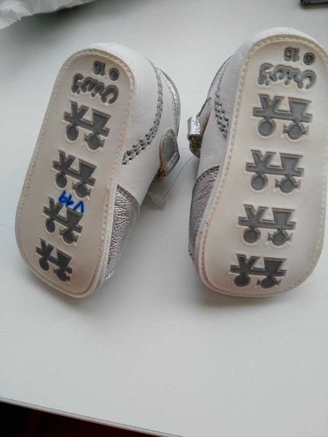 Zapatos bebé, en piel, talla 16.