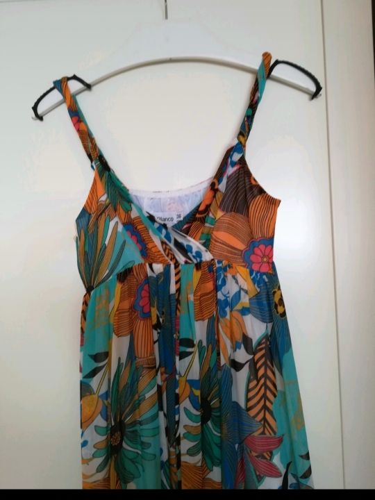 Vestido largo floral tirantes con cuello en V .36