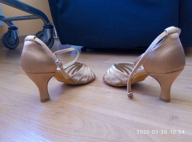 Zapato de mujer con tacón.