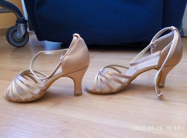 Zapato de mujer con tacón.