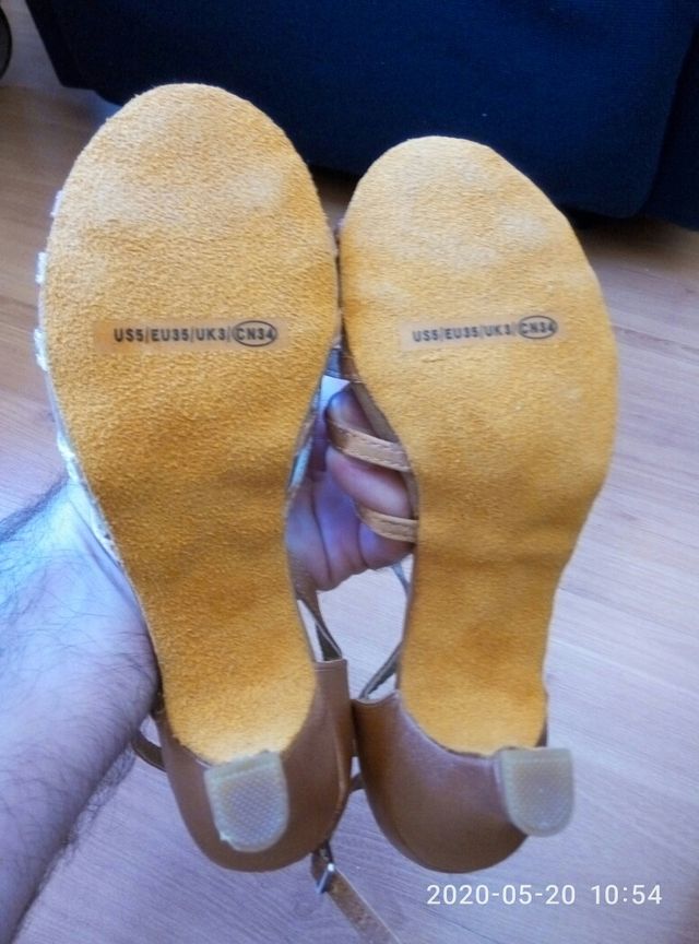 Zapato de mujer con tacón.