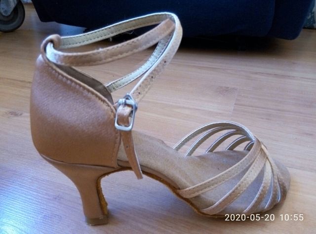 Zapato de mujer con tacón.