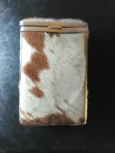 Barrio bajo Se asemeja conversacion Pitillera PIEL años 70 VINTAGE de segunda mano por 5 € en Madrid en WALLAPOP Barrio bajo Se asemeja conversacion Pitillera PIEL años 70 VINTAGE de segunda mano por 5 € en Madrid en WALLAPOP