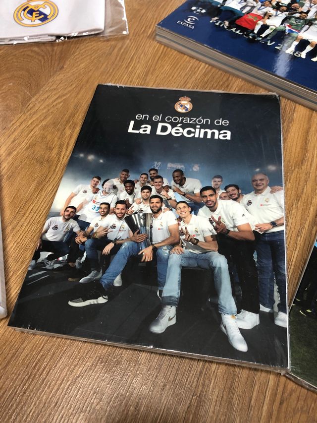 ⚽ UN SACCO DI REAL MADRID DIVERSI DVD, LIBRI, BRACCIALETTI ⚽