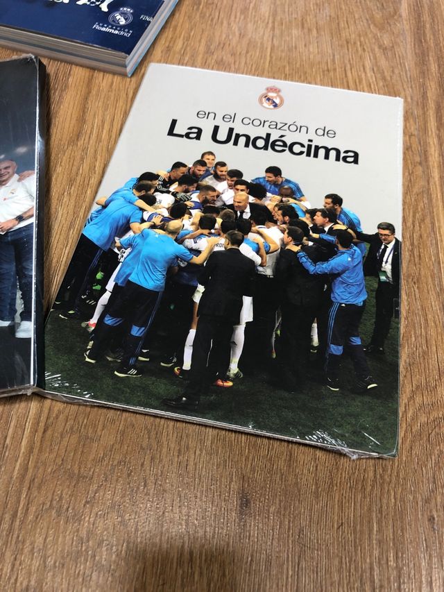 ⚽ UN SACCO DI REAL MADRID DIVERSI DVD, LIBRI, BRACCIALETTI ⚽
