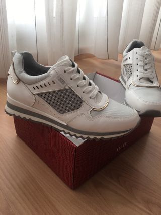 Zapatillas bambas blancas XTI de segunda mano por 25 EUR en L\\'Hospitalet  de Llobregat en WALLAPOP
