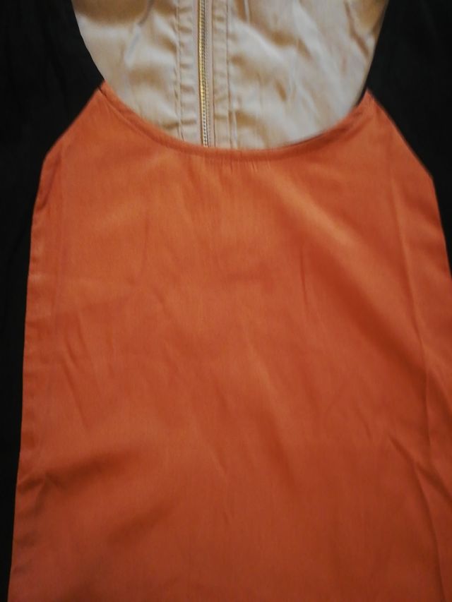 Camiseta negra y naranja.